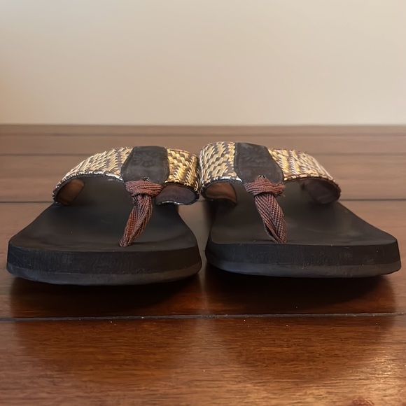 Yellow Box Flip Flops - Size 8 - Picture 3 of 6